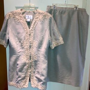 Women’s neutral short sleeves jacket and skirt. Size 8. Kathie Lee.